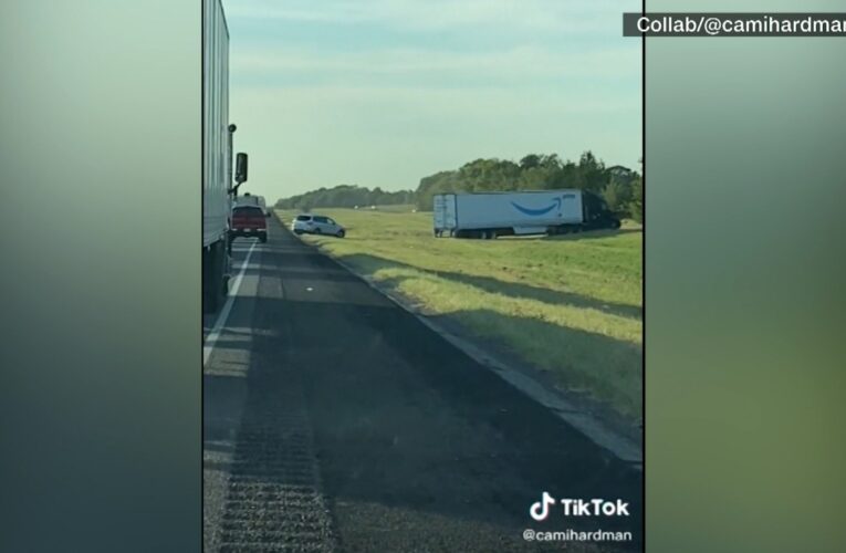 ابتكرت طريقها الخاص.. شاهد كيف خرجت شاحنة أمازون عملاقة من زحام مروري