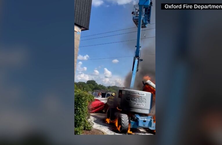 كل اختياراته صعبة.. رسّام يقفز من أعلى رافعة هربًا من الاشتعال أو الصعق