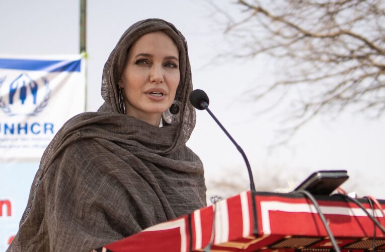 أنجلينا جولي تنشر رسالة من فتاة أفغانية للفت الانتباه إلى المعاناة في أفغانستان