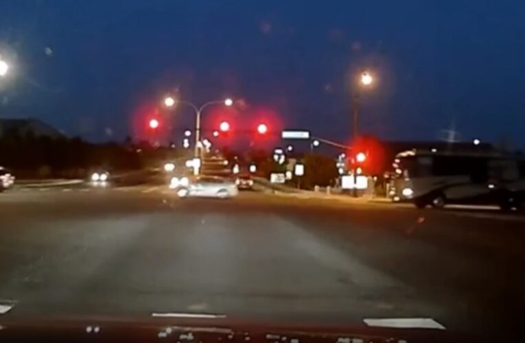 رجل يجتاز إشارة المرور ويقفز من سيارته ليمنع أخرى دون سائق من التسبب في حادث