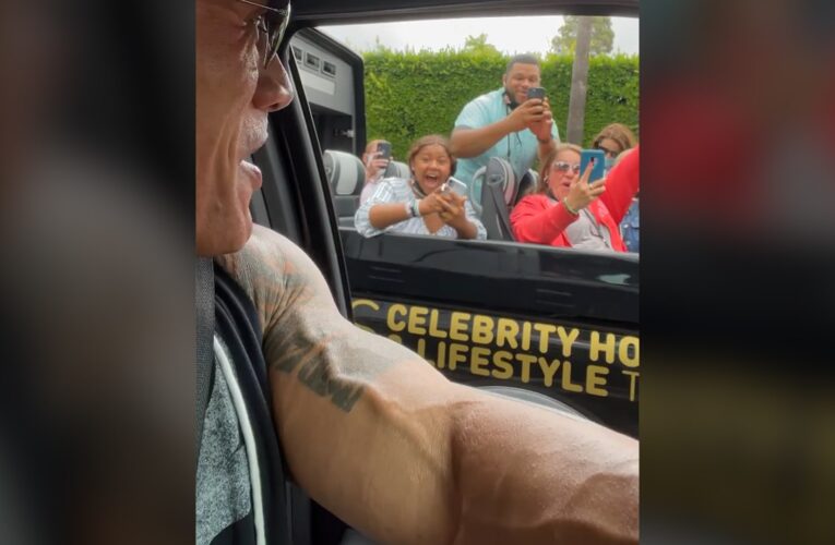 شاهد كيف فاجأ “الصخرة” دوين جونسون رواد حافلة سياحية وسط صدمة منهم