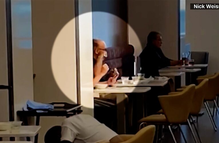 أثار ردود فعل متفاوتة.. محامي ترامب السابق يحلق ذقنه في صالة تناول الطعام بمطار جون كينيدي