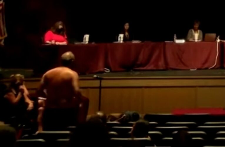 والد يتجرد من ملابسه أثناء اجتماع لمجلس إدارة مدرسة أمام مرأى الحضور.. والسبب؟