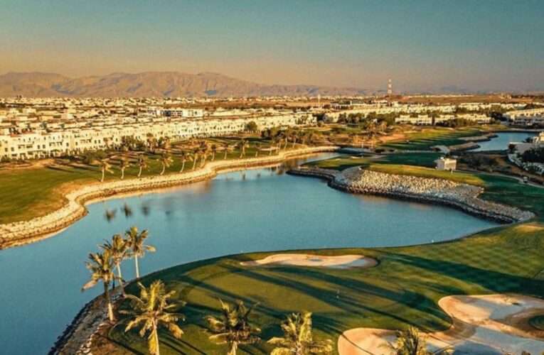 بين جبال الحجر وساحل الخليج..اختبر مهارتك في الغولف على أرض هذا الملعب برأس الخيمة