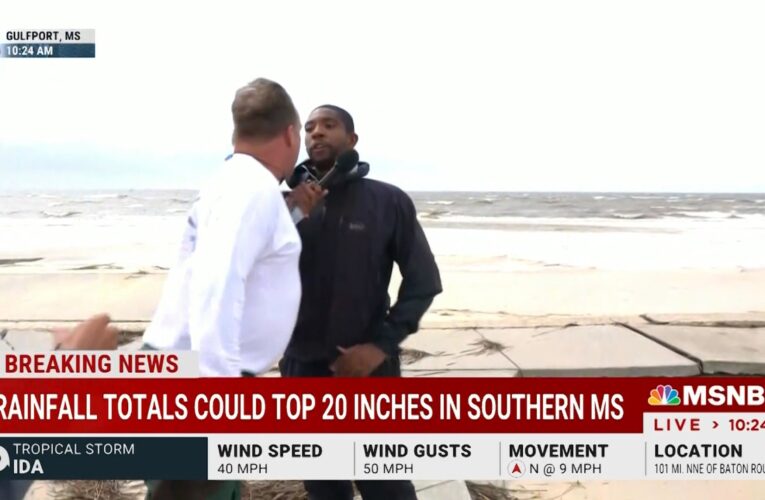 على الهواء.. مقاطعة مراسل أخبار وشجار بسبب تغطية إعصار أيدا