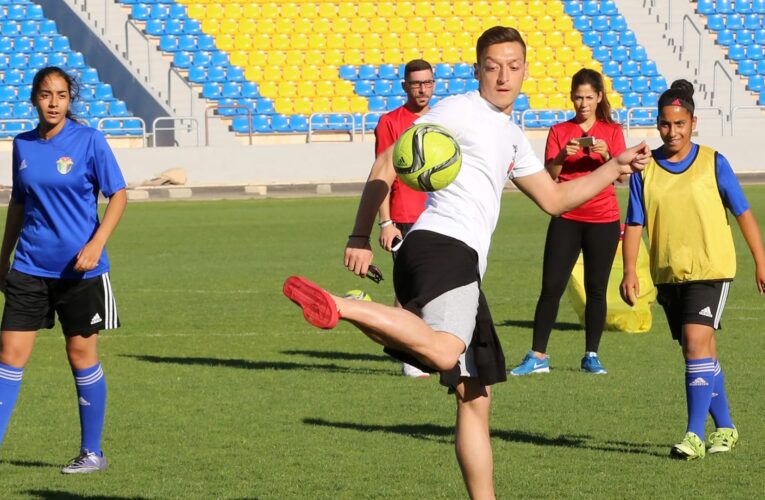مسعود أوزيل يلتقي أمير قطر.. ويثير تفاعلا بعد كشفه المنتخب الذي سيشجعه بكأس العالم