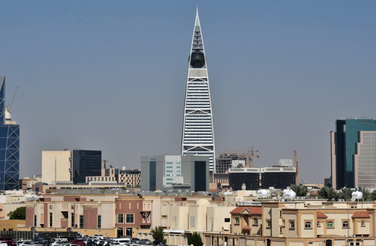 منظمة تهاجم السعودية حول وضع العمالة اليمنية.. وأمير يرد