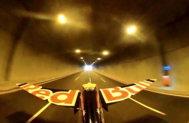 شاهد.. طيار مغامر يحقق رقمًا قياسيًا بالتحليق داخل نفق