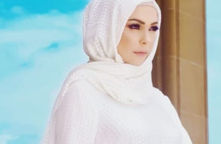 أمل حجازي تخوض سجالا حاداً مع متابعيها بسبب “طهارة الكلب”… هل أيدتها دار الإفتاء المصرية؟