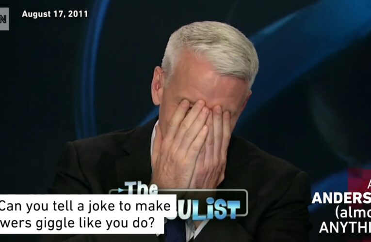 شاهد.. نوبات ضحك هستيرية لمذيع CNN على الهواء