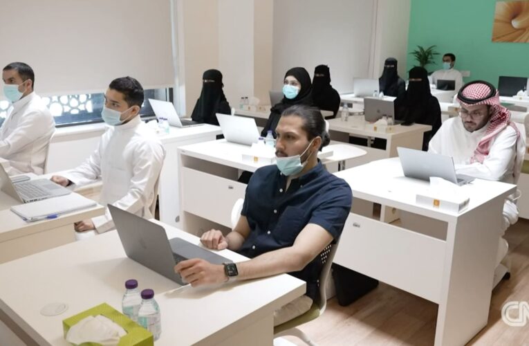 جنبًا إلى جنب مع الرجل.. المرأة تعمل على صناعة تكنولوجيا المستقبل في المملكة العربية السعودية
