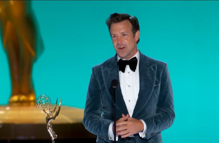 لحظة محرجة لجيسون سوديكس بحفل توزيع جوائز إيمي أثناء شكر رئيسه السابق.. شاهد ما حدث