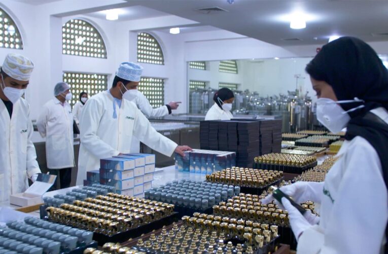 تعرفوا إلى عملاق العطور الذي يُوصل التقاليد العُمانية إلى العالم