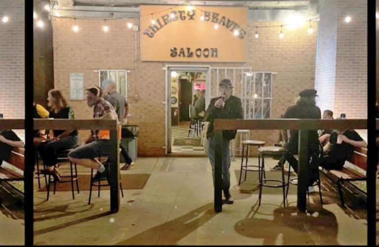 “لم يتعرف عليه أحد”.. موقف طريف لمغني روك أسطوري داخل حانة قديمة