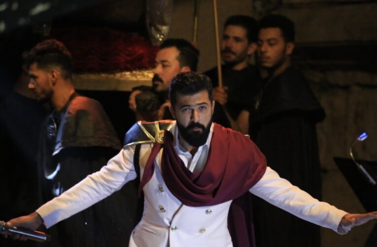 دخل إلى المسرح محمولًا على طريقة الأباطرة.. سيف نبيل يثير الجدل في جرش