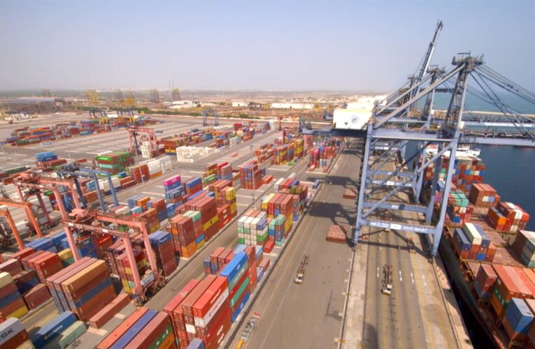 هذا الميناء في سلطنة عُمان يربط بين الشرق والغرب في العالم