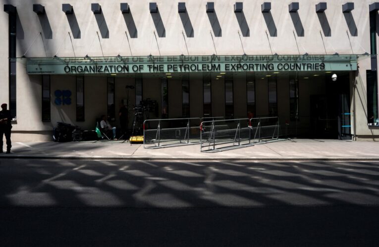 مجموعة “أوبك بلس” تتفق على الالتزام بخطة زيادة إنتاج النفط