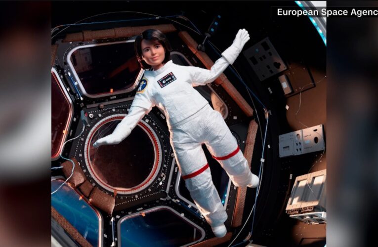 باربي رائدة فضاء تطفو في رحلة بلا جاذبية.. إليكم السبب