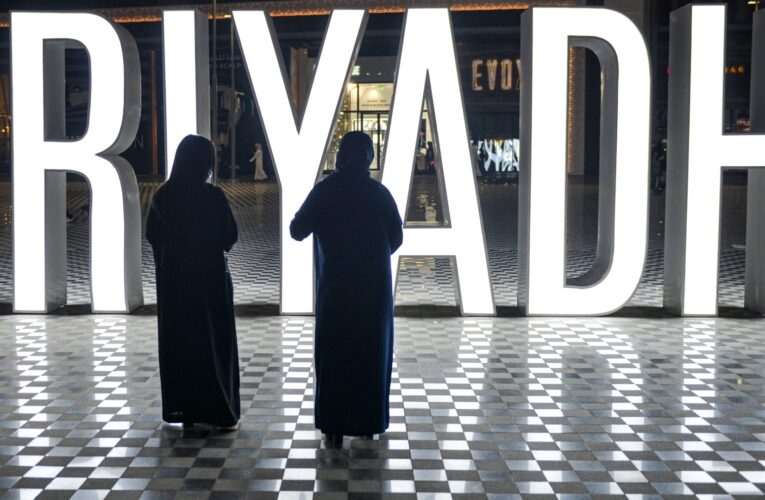 السعودية توضح العقوبات الـ3 على الوافد الذي يعمل لحسابه الخاص