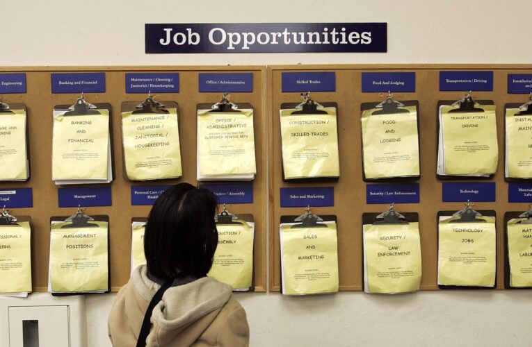 تفاقمت في ظل جائحة كورونا.. كيف يمكن سد فجوة التوظيف؟