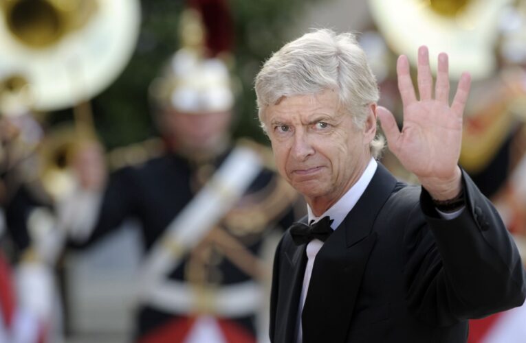 أرسين فينغر مدربًا لنجوم الهلال والنصر أمام باريس سان جيرمان في موسم الرياض