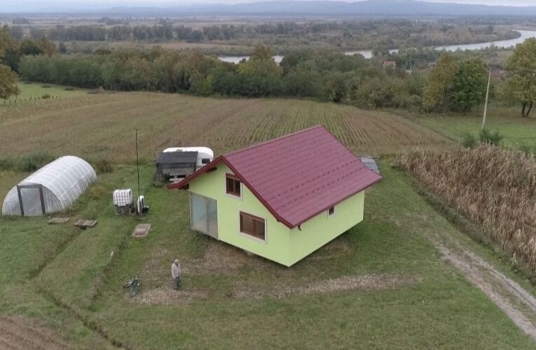 شاهد.. رجل يبني منزلًا دوارًا لزوجته بعدما سئم شكواها وترددها بشأن المنظر