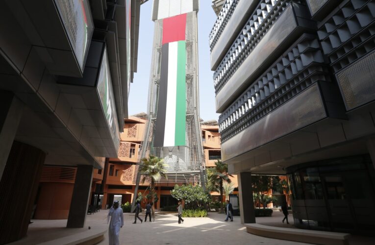 كيف تتأقلم دول الخليج الغنية بالنفط مع تخفيض انبعاثات الكربون؟