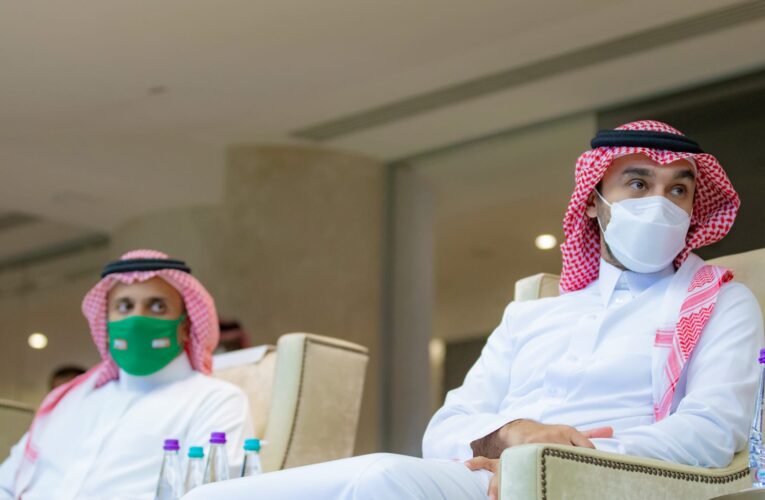 تداول رد فعل وزير الرياضة السعودي مع حارس المنتخب فواز القرني بعد مباراة الصين