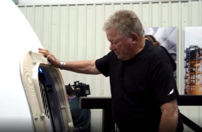 بطل مسلسل شهير يسافر الى الفضاء بعمر 90 عامًا.. ما هو شعوره؟