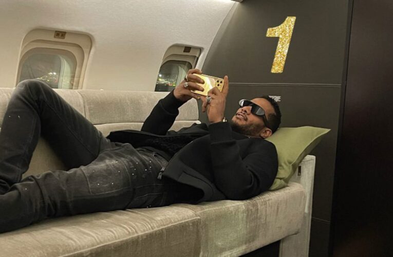 كاشفا جنسيتها.. محمد رمضان ينشر فيديو جديد للرقص مع مضيفة طيران