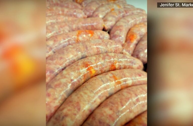 نقانق أم حلوى؟.. مستخدمو الإنترنت في حيرة من عروض محلات لحوم في عيد الهالوين