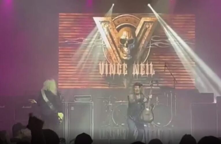 شاهد.. لحظة سقوط مغن أمريكي على المسرح