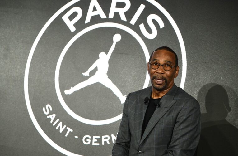 قضية تتعلق بجريمة قتل.. المدير التنفيذي لنايكي يكشف عن سر خطير