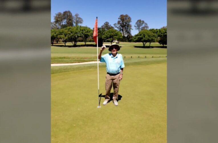 شاهد..لاعب غولف عمره 99 عاما يدخل الكرة في الحفرة بتسديدة واحدة فقط
