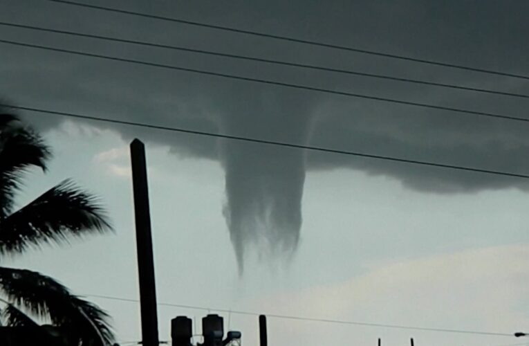 كاميرا تلتقط دوامة مائية تدور بسرعة هائلة تشبه الإعصار