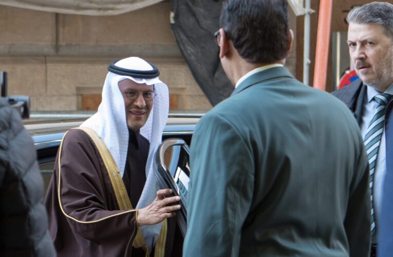 عبدالعزيز بن سلمان يحذر من أن “يذهب العالم أدراج الريح” مع تحول الطاقة