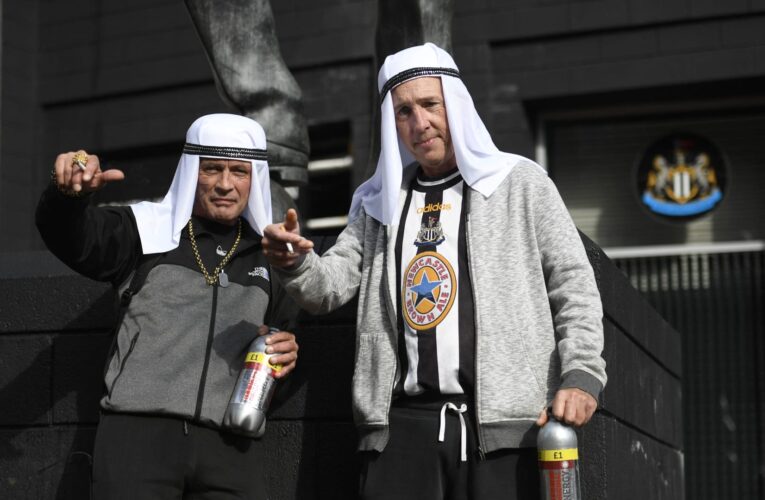 نيوكاسل يونايتد يتراجع عن مطالبته جماهيره بعدم ارتداء “أزياء عربية تقليدية”