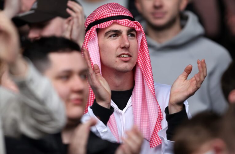 نيوكاسل يغير رأيه بشأن ارتداء الزي العربي في المدرجات.. فماذا قال؟