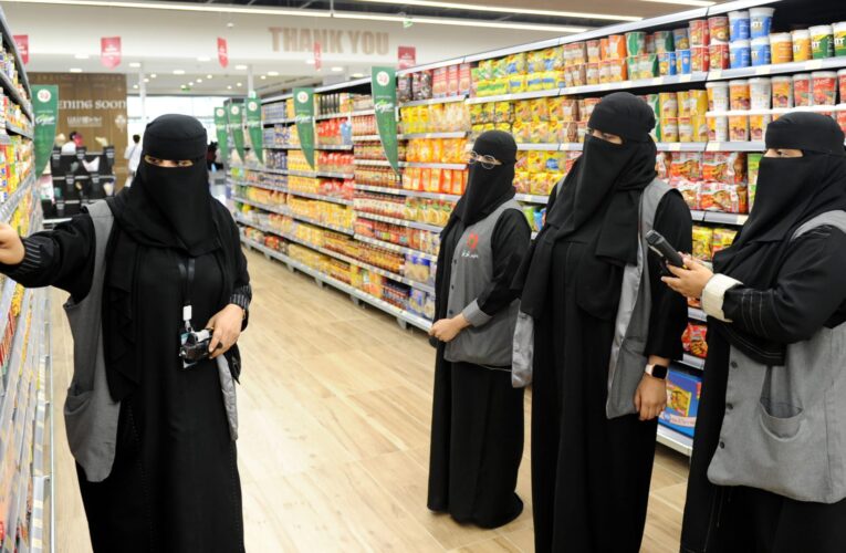 السعودية تقرر توطين مهن التسويق والأعمال الإدارية المساندة.. مسؤول يوضح السبب