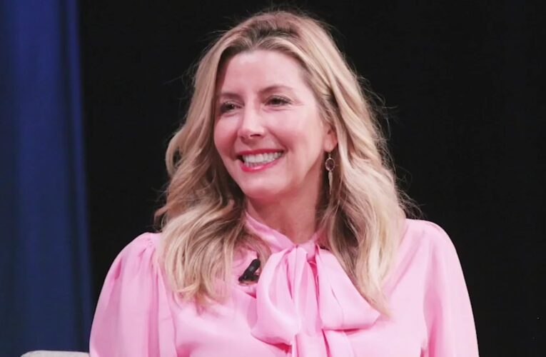 10 آلاف دولار وتذكرة سفر.. هدية غير معقولة لموظفي شركة بعد صفقة مليارية