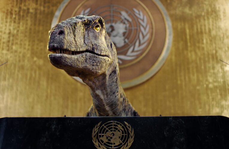“قبل أن تنقرضوا”.. ديناصور يوجه رسالة للأمم المتحدة قبل قمة COP26