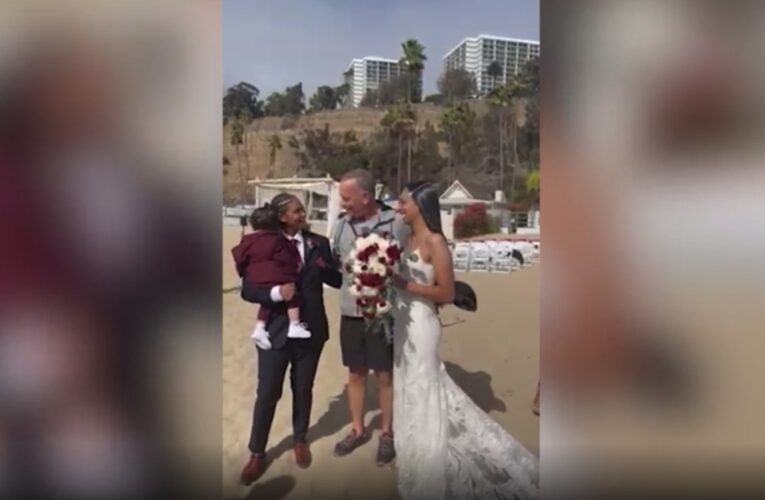 شاهد كيف فاجأ الممثل توم هانكس عروسان على شاطئ بكاليفورنيا