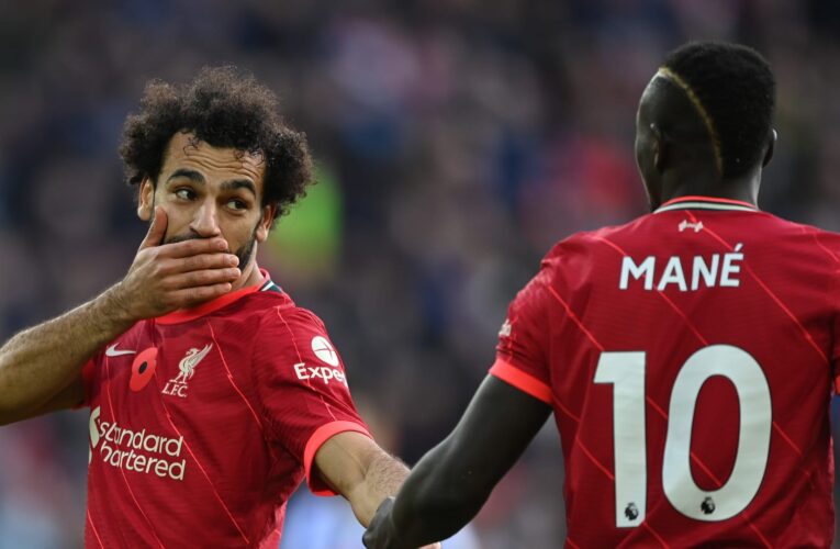 قارنه بوالده.. طفل يشجع محمد صلاح على طريقته الخاصة