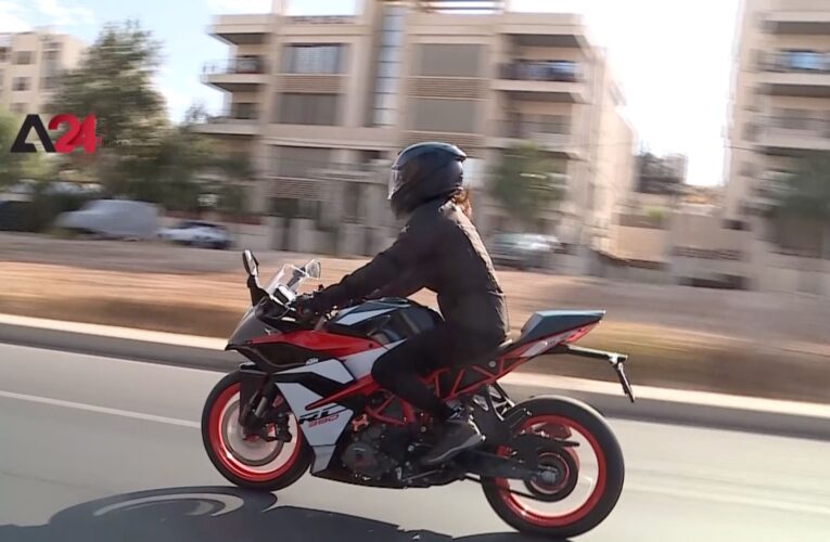 شاهد.. أول فتاة أردنية تقود دراجة نارية في حلبات السباق