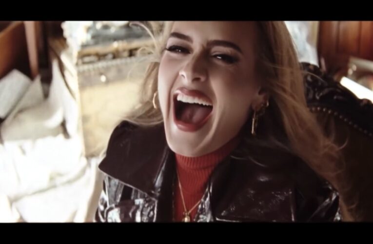 المغنية أديل تنشر “فيديو هفوات” مضحكة لها وسط إعجاب متابعيها.. شاهد المقاطع الفكاهية