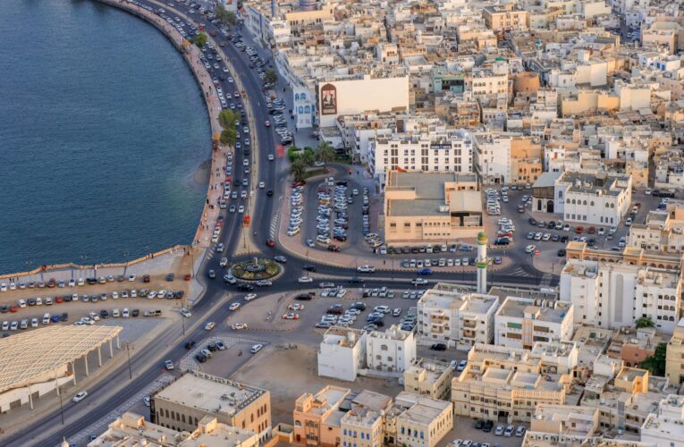 لتخفيف العبء على المواطنين.. عُمان تثبت أسعار وقود المركبات وتتحمل فرق زيادة أسعار النفط