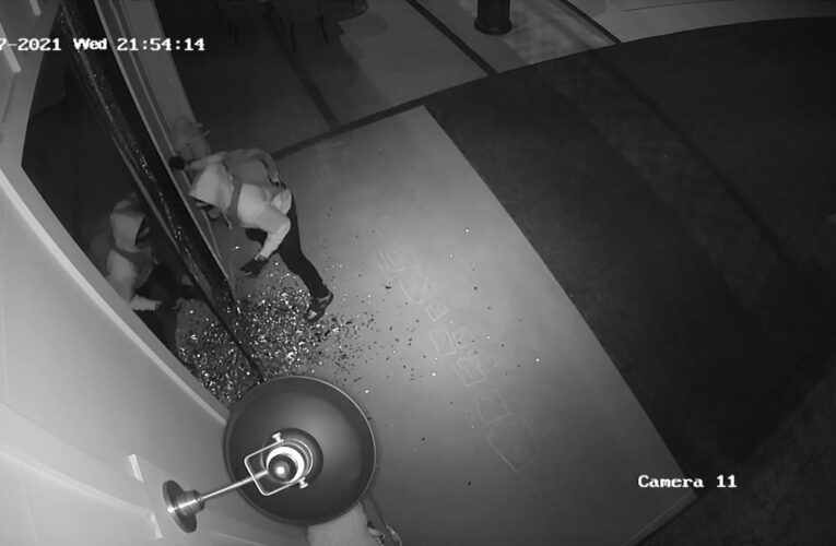 فيديو مراقبة يرصد اقتحام 3 رجال لمنزل إحدى نجمات تلفزيون الواقع.. شاهد الحادثة