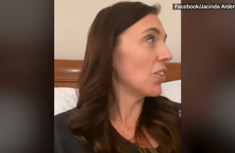 قاطعتها ضيفة شرف غير متوقعة.. رئيسة وزراء نيوزلندا تتعرض لموقف طريف ببث مباشر على فيسبوك