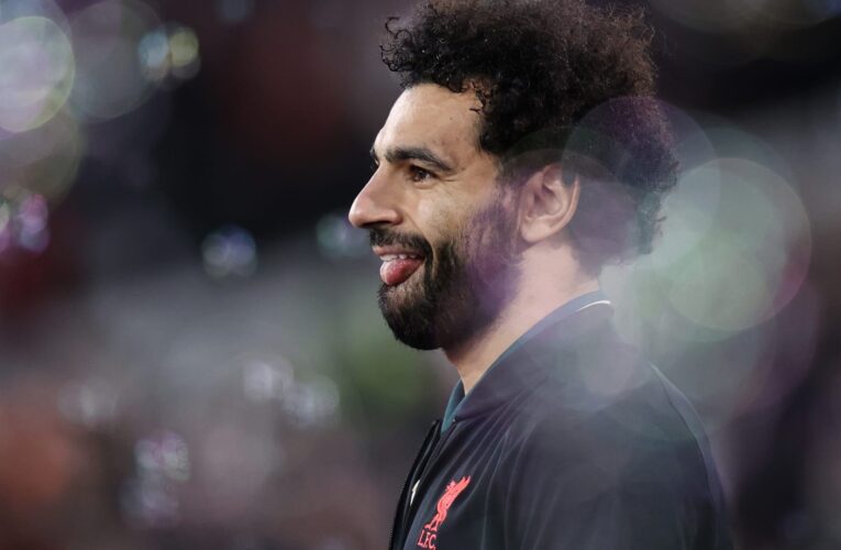 بسبب محمد صلاح.. مشجعون يوقفون مباراة مصر 3 مرات