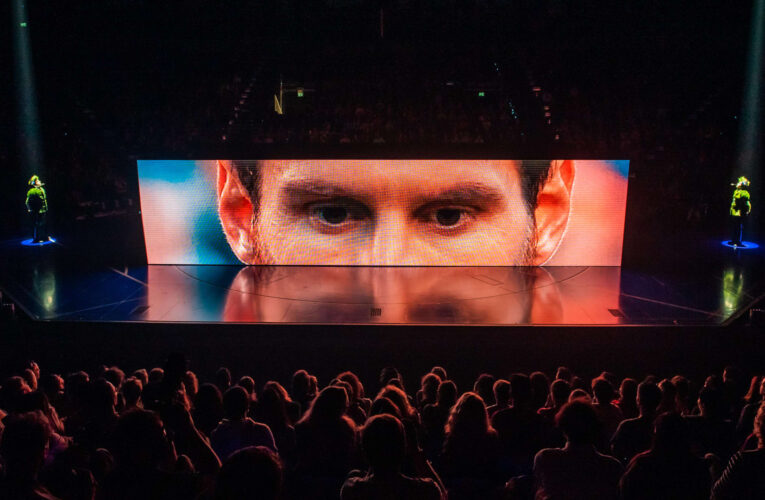 مسرح بموسم الرياض يتحول لملعب يحتفي بمهارات ميسي “الاستثنائية”